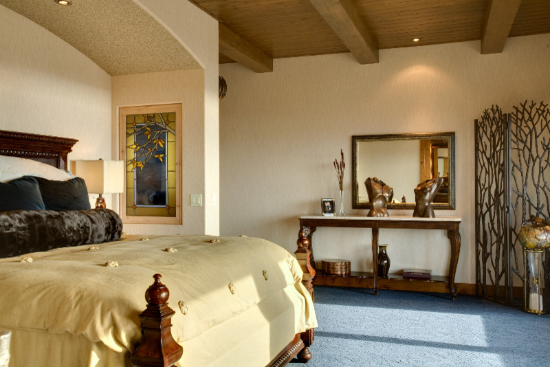 他の地域にある広いラスティックスタイルのおしゃれな主寝室 (ベージュの壁、カーペット敷き、青い床) のレイアウト