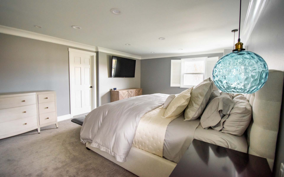 На фото: большая хозяйская спальня в стиле модернизм с серыми стенами, ковровым покрытием и серым полом с