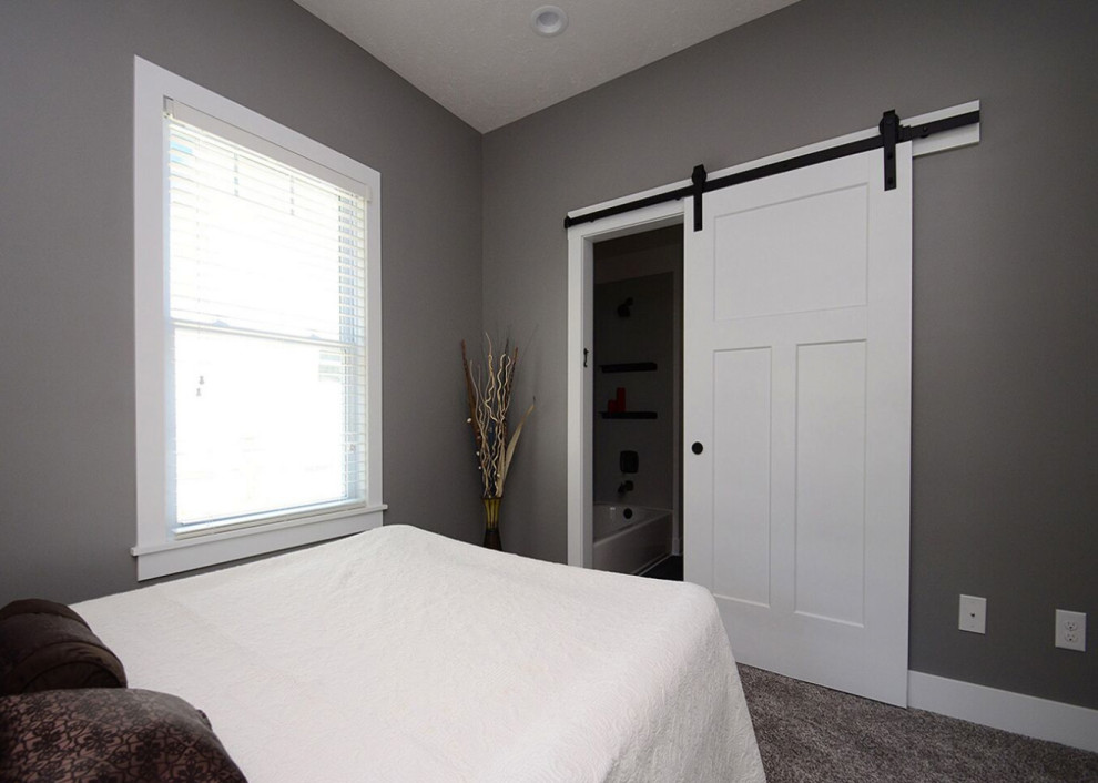 Modelo de dormitorio principal minimalista pequeño sin chimenea con paredes grises, moqueta y suelo gris