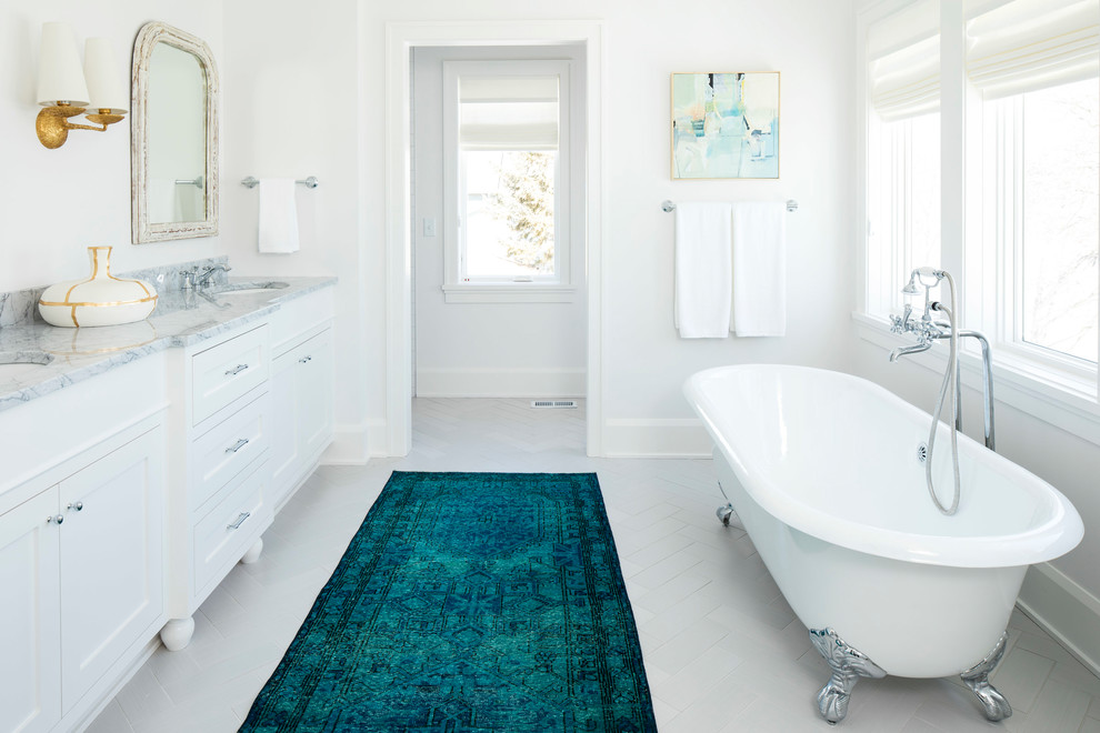 Foto de cuarto de baño costero grande con paredes blancas, suelo de baldosas de cerámica y suelo blanco