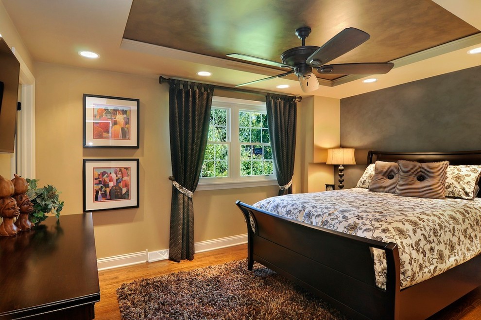 Foto de dormitorio principal ecléctico de tamaño medio sin chimenea con suelo de madera en tonos medios y paredes multicolor
