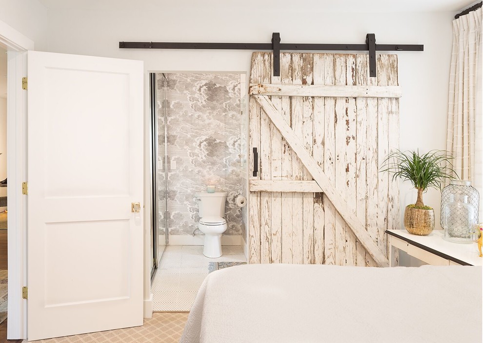 Ejemplo de dormitorio principal costero pequeño con suelo de baldosas de cerámica, paredes blancas y suelo beige