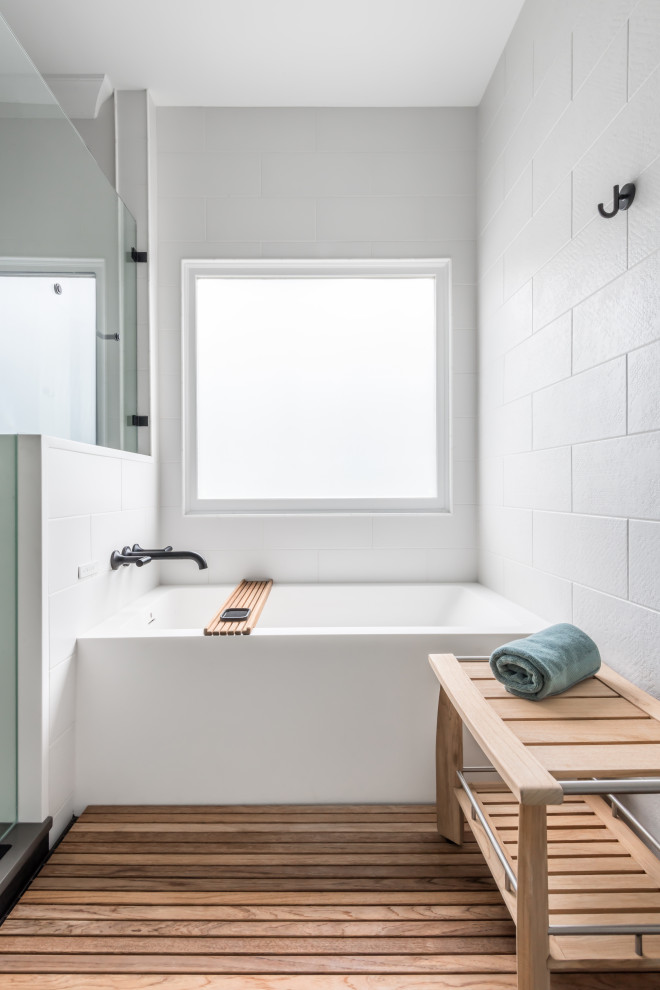 Imagen de cuarto de baño actual de tamaño medio con suelo de baldosas de cerámica y suelo negro