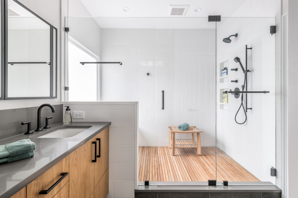 This is an example of a contemporary bathroom in Atlanta.