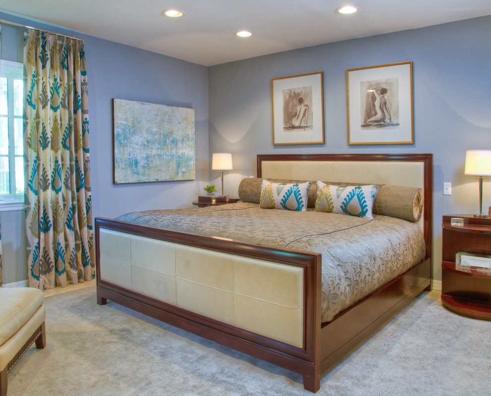 タンパにある中くらいなトラディショナルスタイルのおしゃれな主寝室 (青い壁、カーペット敷き、暖炉なし、ベージュの床)