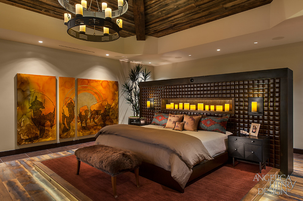 フェニックスにあるラスティックスタイルのおしゃれな主寝室 (ベージュの壁、無垢フローリング) のインテリア