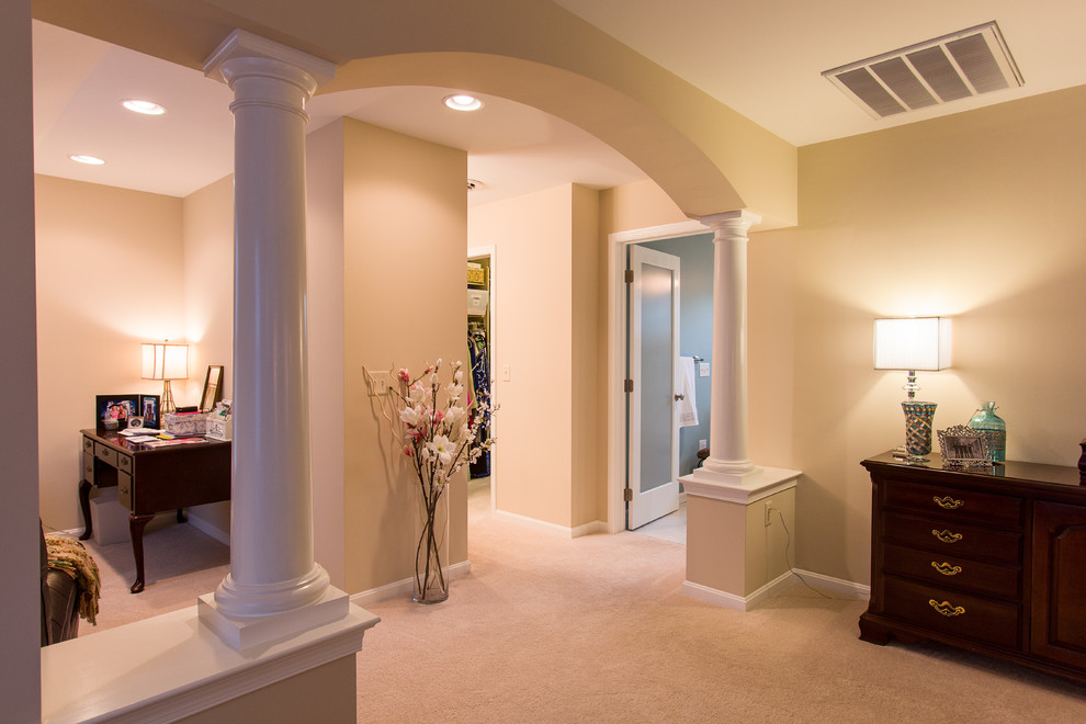 Cette image montre une chambre traditionnelle de taille moyenne avec un mur beige.
