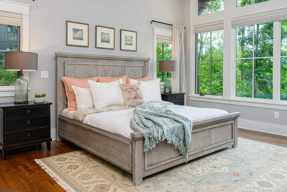 Klassisches Schlafzimmer mit grauer Wandfarbe, dunklem Holzboden und braunem Boden in Sonstige