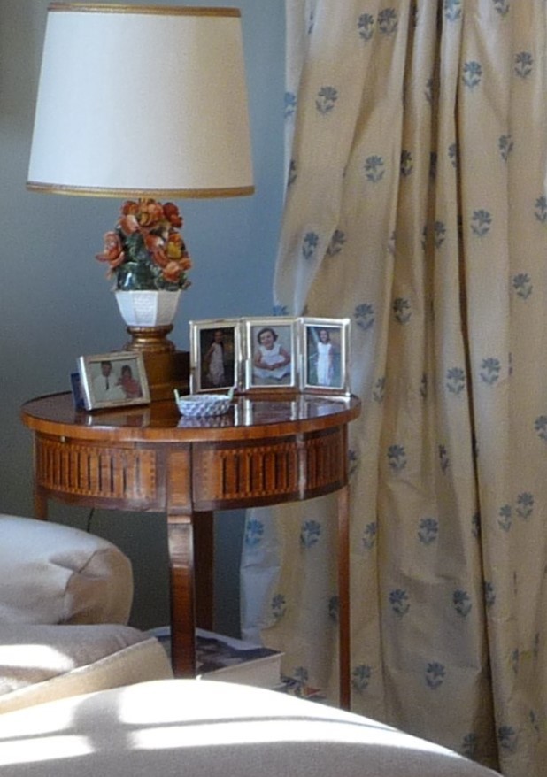 Foto de dormitorio principal tradicional de tamaño medio con paredes azules, moqueta, todas las chimeneas y marco de chimenea de baldosas y/o azulejos