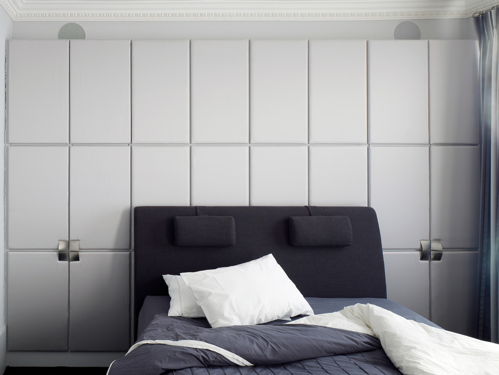Aménagement d'une chambre contemporaine de taille moyenne avec un mur gris.