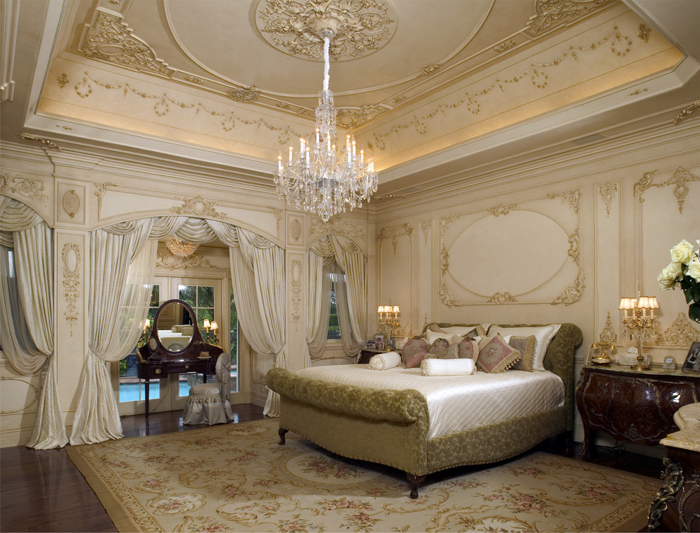 Свежая идея для дизайна: большая хозяйская спальня в классическом стиле с белыми стенами и темным паркетным полом - отличное фото интерьера