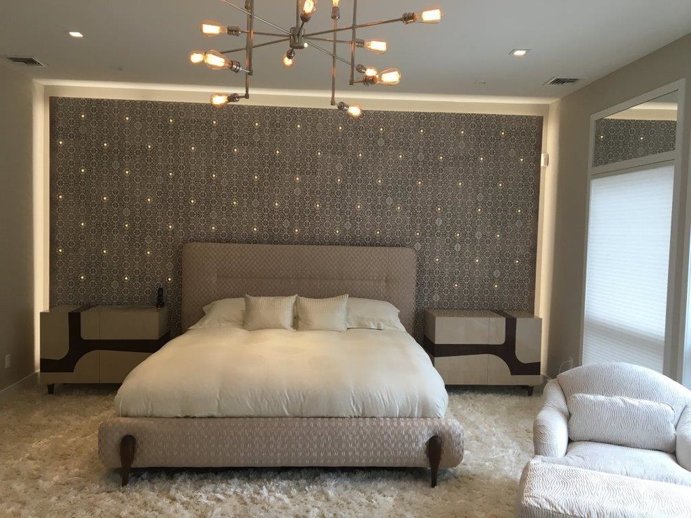 Пример оригинального дизайна: хозяйская спальня среднего размера в современном стиле с бежевыми стенами, ковровым покрытием и бежевым полом без камина