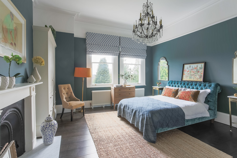 ケントにあるトランジショナルスタイルのおしゃれな主寝室 (青い壁、濃色無垢フローリング、標準型暖炉) のレイアウト