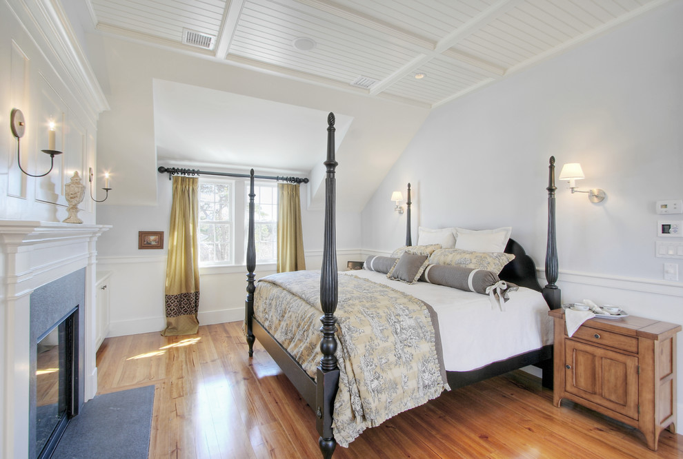 Diseño de habitación de invitados costera de tamaño medio con paredes azules, suelo de madera en tonos medios, todas las chimeneas y marco de chimenea de madera