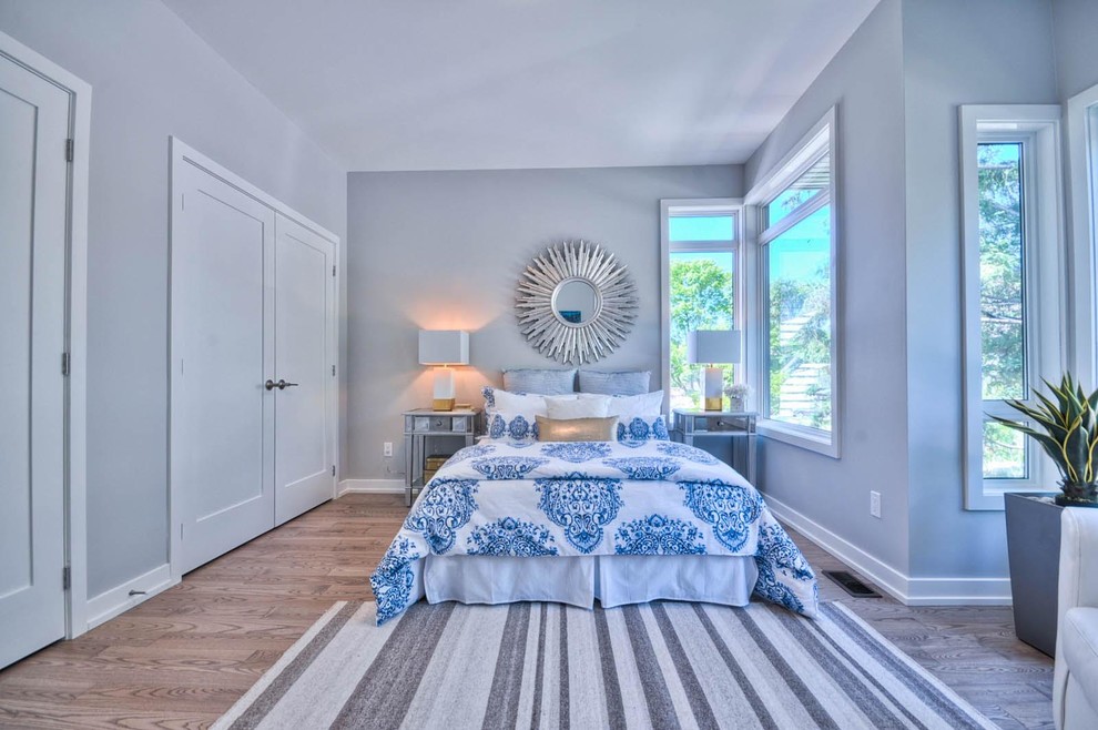 На фото: хозяйская спальня среднего размера в стиле неоклассика (современная классика) с серыми стенами и светлым паркетным полом
