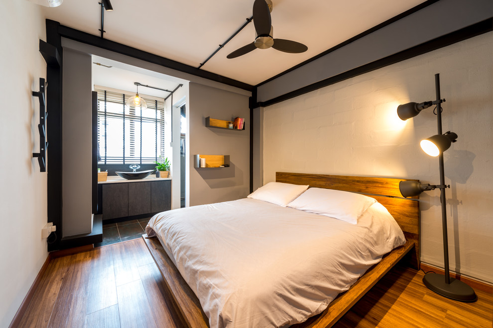 Пример оригинального дизайна: спальня в современном стиле с серыми стенами и паркетным полом среднего тона