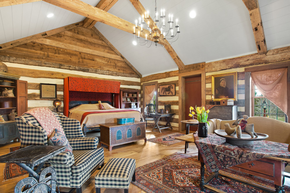 Diseño de dormitorio principal rural con suelo de madera en tonos medios