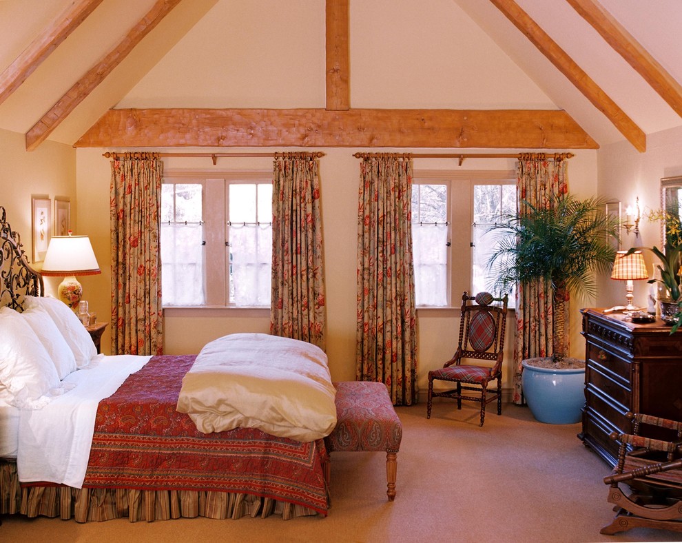 Klassisk inredning av ett sovrum, med beige väggar och heltäckningsmatta