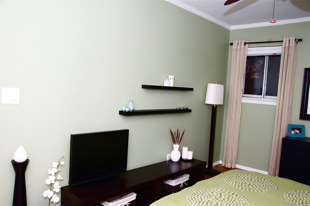 Bild på ett mellanstort funkis huvudsovrum, med gröna väggar och ljust trägolv