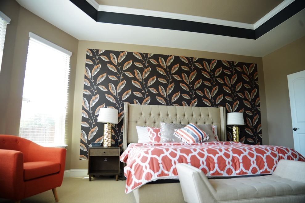 Imagen de dormitorio principal tradicional renovado grande sin chimenea con paredes multicolor y moqueta