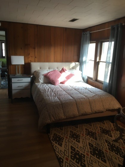 Ejemplo de dormitorio principal ecléctico grande con paredes marrones y suelo vinílico