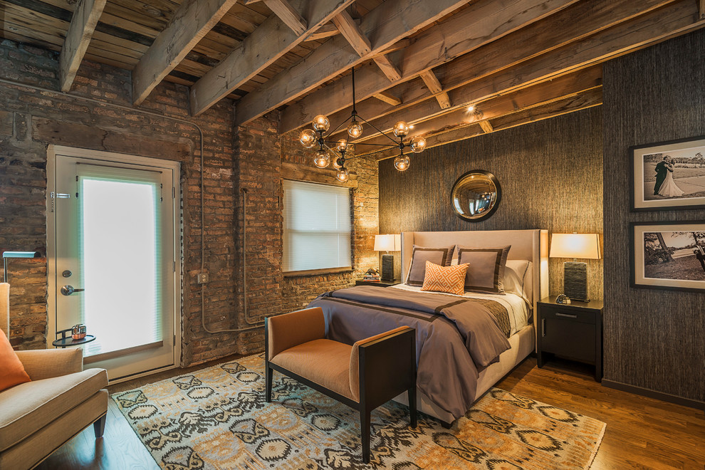 Esempio di una grande camera da letto minimalista con pareti multicolore, pavimento in legno massello medio e nessun camino