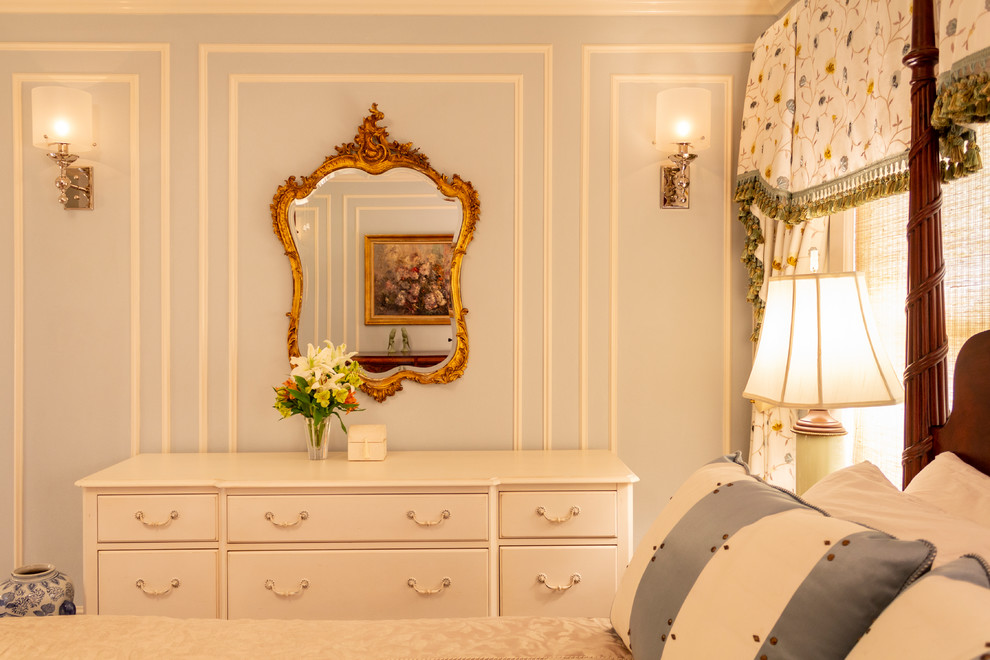 Imagen de dormitorio principal tradicional de tamaño medio sin chimenea con paredes azules, moqueta y suelo blanco