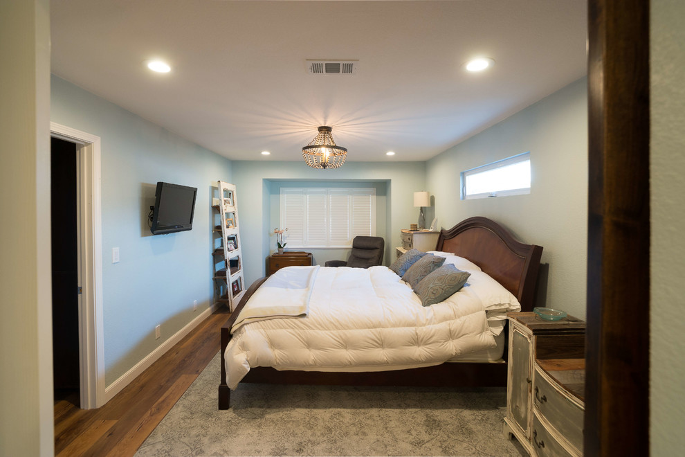 Inspiration pour une chambre parentale craftsman de taille moyenne avec un mur bleu, un sol en vinyl et un sol marron.