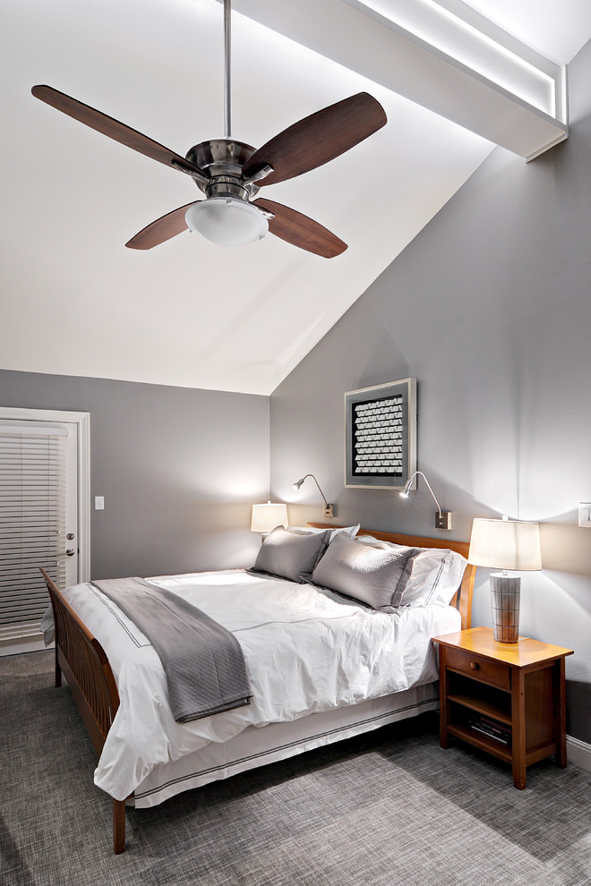 Mittelgroßes Modernes Schlafzimmer ohne Kamin, im Loft-Style mit grauer Wandfarbe und Teppichboden in Austin