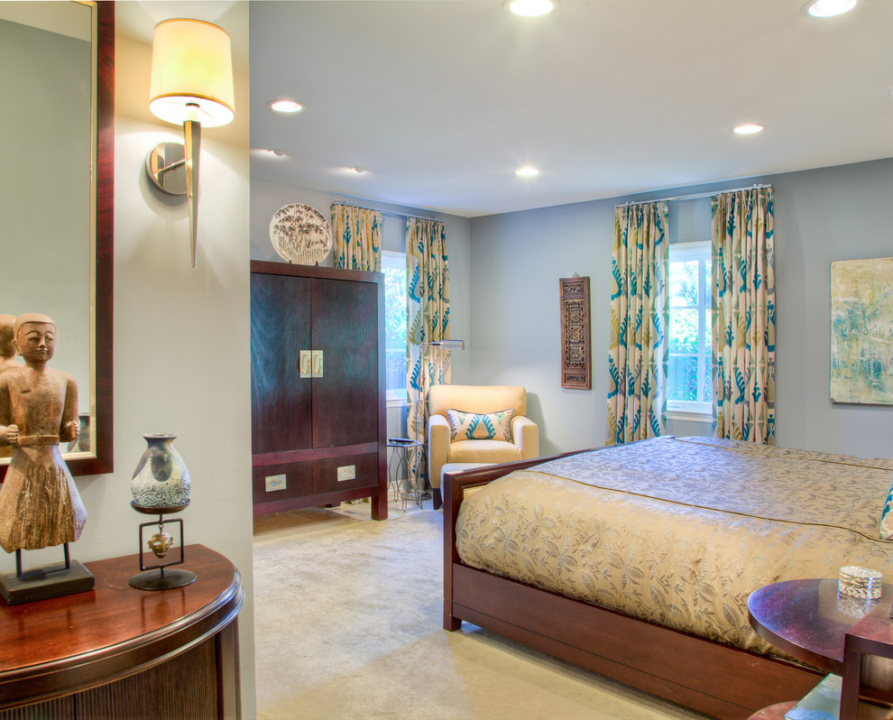 Modelo de dormitorio principal clásico de tamaño medio sin chimenea con paredes azules, moqueta y suelo beige