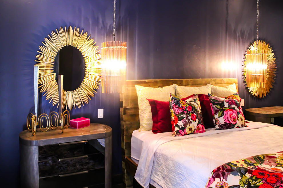 Стильный дизайн: хозяйская спальня в стиле фьюжн с синими стенами - последний тренд