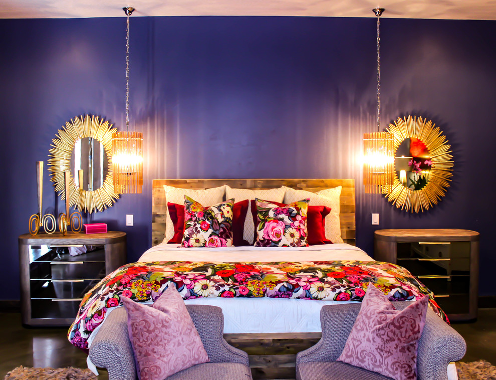 Источник вдохновения для домашнего уюта: хозяйская спальня в стиле фьюжн с синими стенами и бетонным полом