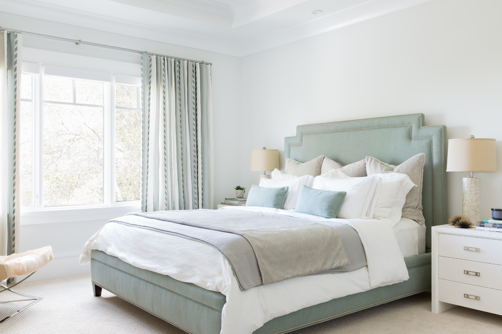 Стильный дизайн: большая хозяйская спальня в стиле неоклассика (современная классика) с зелеными стенами, ковровым покрытием и белым полом - последний тренд