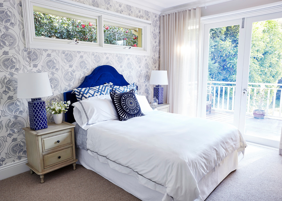 Klassisches Schlafzimmer mit bunten Wänden und Teppichboden in Sydney