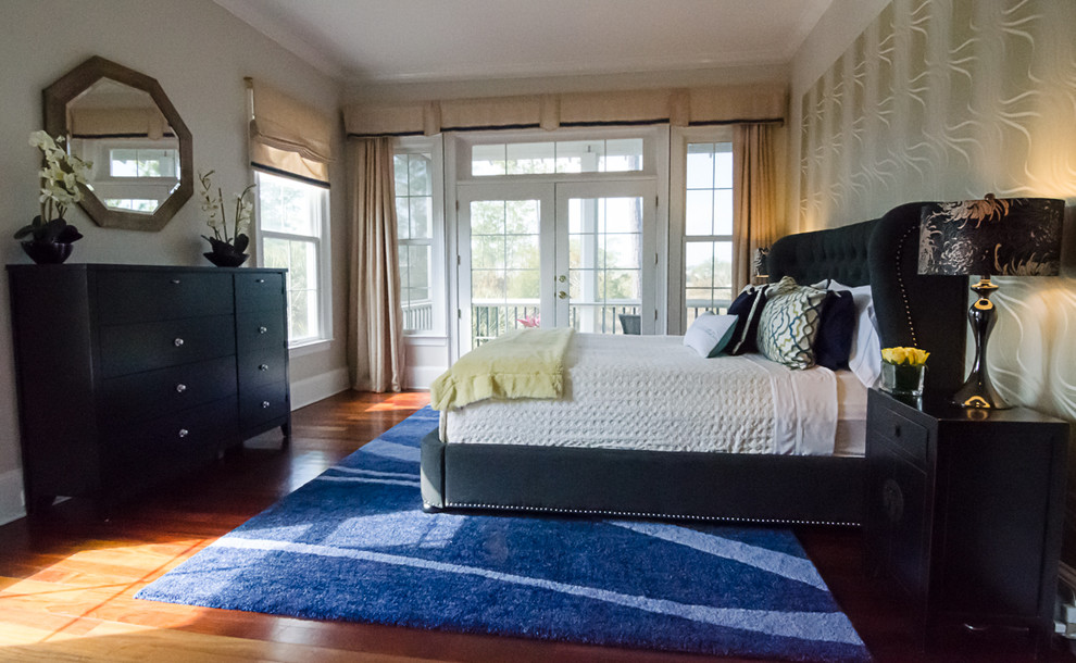 Stilmix Hauptschlafzimmer mit beiger Wandfarbe und dunklem Holzboden in Charleston