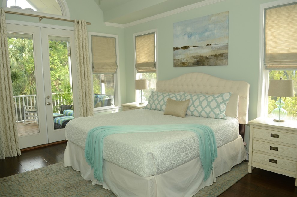 Maritimes Hauptschlafzimmer mit grüner Wandfarbe und dunklem Holzboden in Charleston