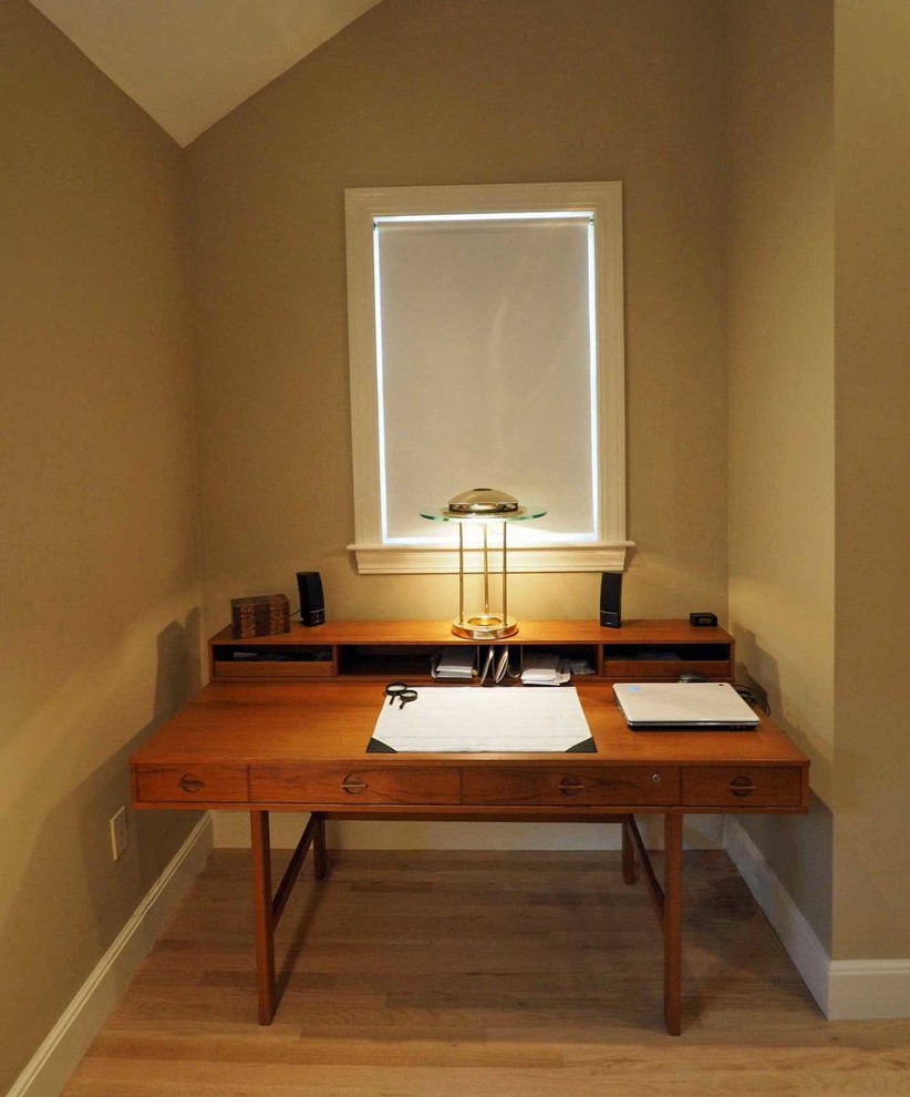 Imagen de dormitorio principal tradicional renovado de tamaño medio con paredes beige, suelo de madera clara y con escritorio