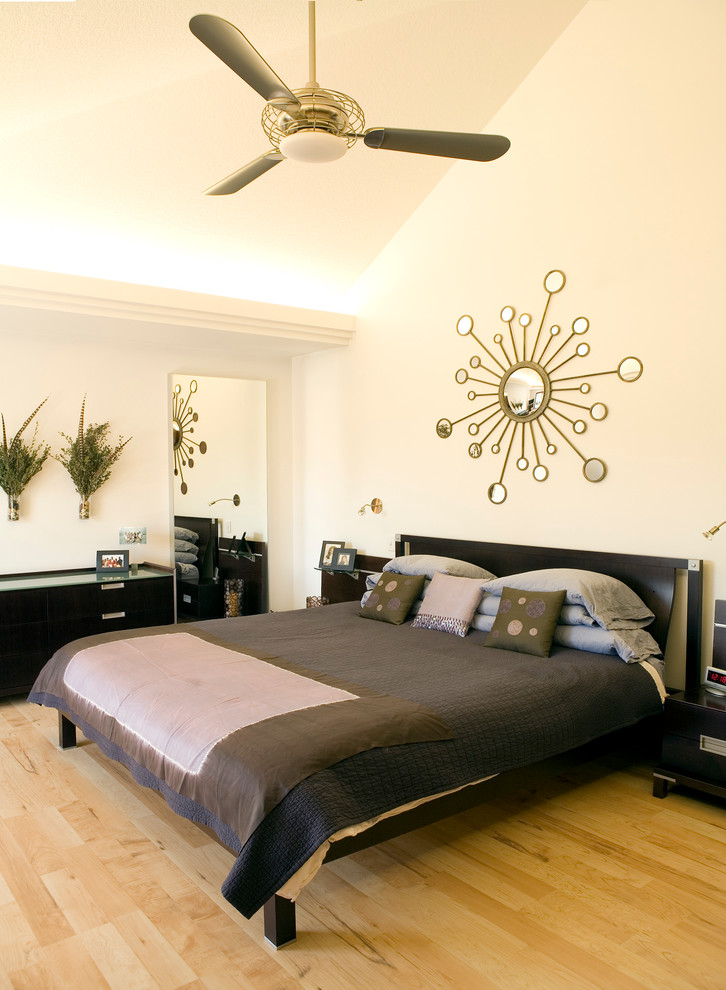 Imagen de dormitorio retro sin chimenea con paredes blancas y suelo de madera clara
