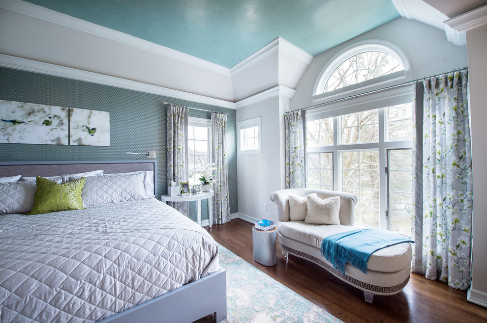 Foto de dormitorio principal clásico renovado extra grande con paredes grises, suelo de madera oscura y marco de chimenea de piedra
