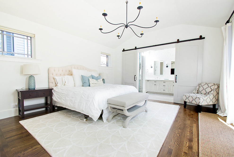 サンフランシスコにある広いトランジショナルスタイルのおしゃれな主寝室 (白い壁、濃色無垢フローリング、暖炉なし、茶色い床、照明、グレーとブラウン) のインテリア