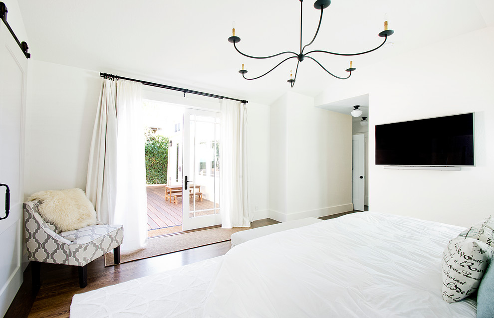 Großes Klassisches Hauptschlafzimmer ohne Kamin mit weißer Wandfarbe, dunklem Holzboden und braunem Boden in San Francisco