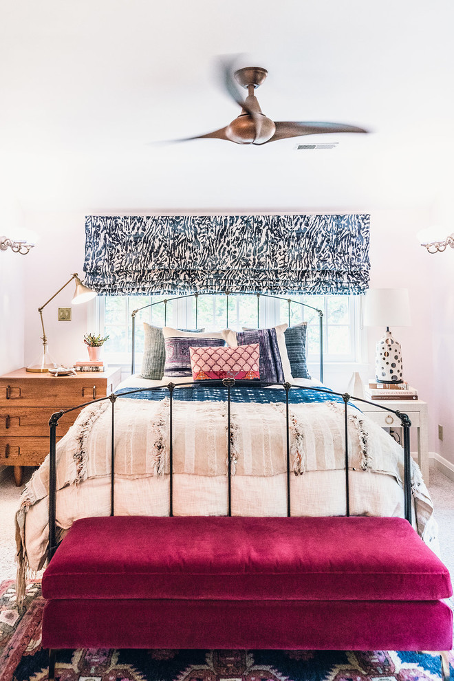 Ejemplo de dormitorio principal tradicional renovado de tamaño medio con paredes rosas, moqueta y suelo azul