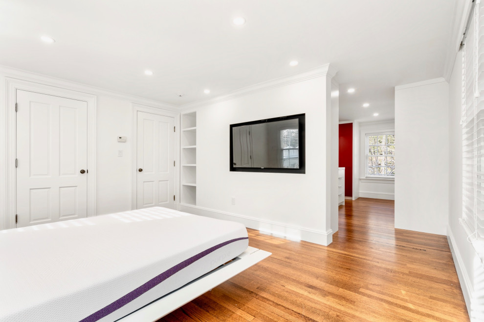 Imagen de dormitorio principal actual con paredes blancas y suelo de madera en tonos medios