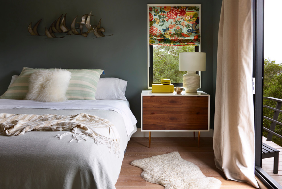 На фото: хозяйская спальня среднего размера в стиле фьюжн с серыми стенами и светлым паркетным полом без камина