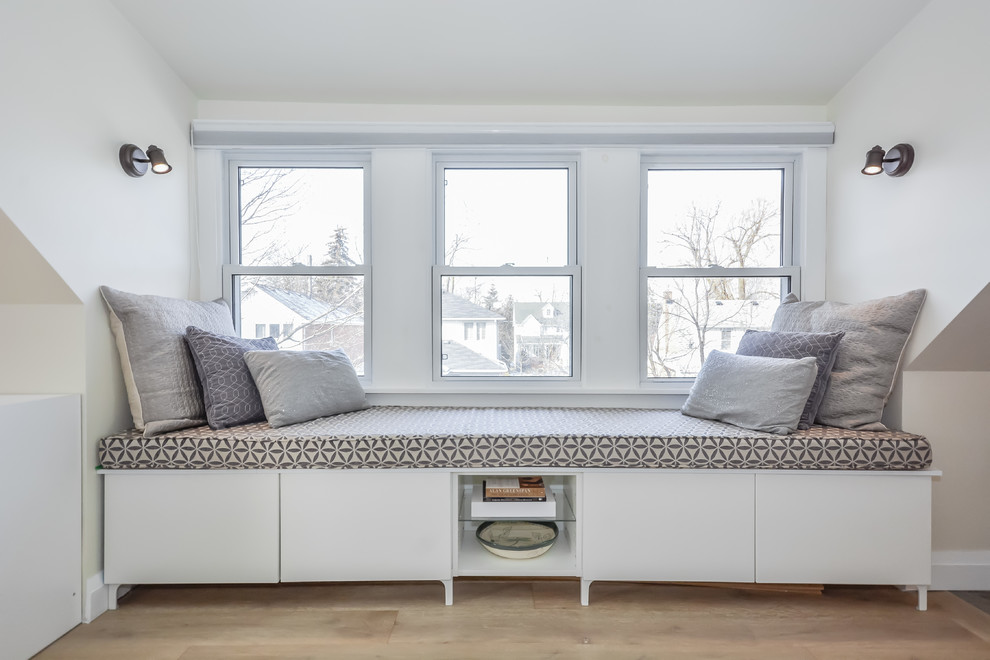 На фото: спальня на антресоли в стиле кантри с бежевыми стенами, полом из керамической плитки, горизонтальным камином и серым полом с