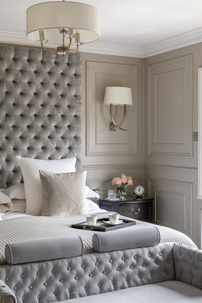 На фото: большая хозяйская спальня в викторианском стиле с серыми стенами, ковровым покрытием, серым полом и панелями на части стены без камина