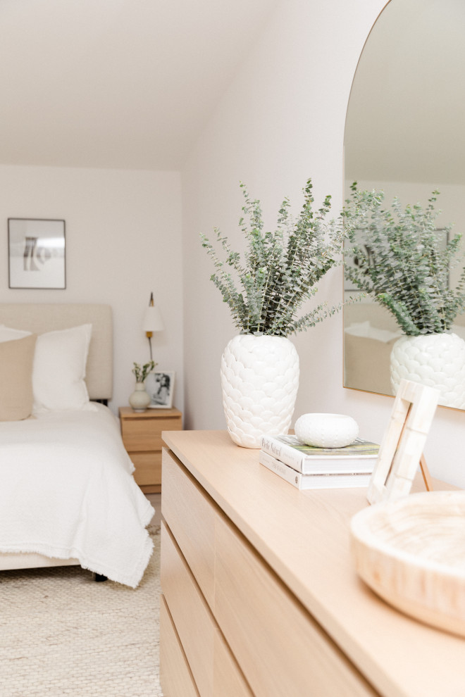 Diseño de dormitorio principal escandinavo de tamaño medio con paredes blancas, suelo de baldosas de cerámica y suelo beige