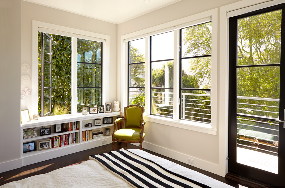 Mittelgroßes Modernes Hauptschlafzimmer ohne Kamin mit weißer Wandfarbe und dunklem Holzboden in San Francisco