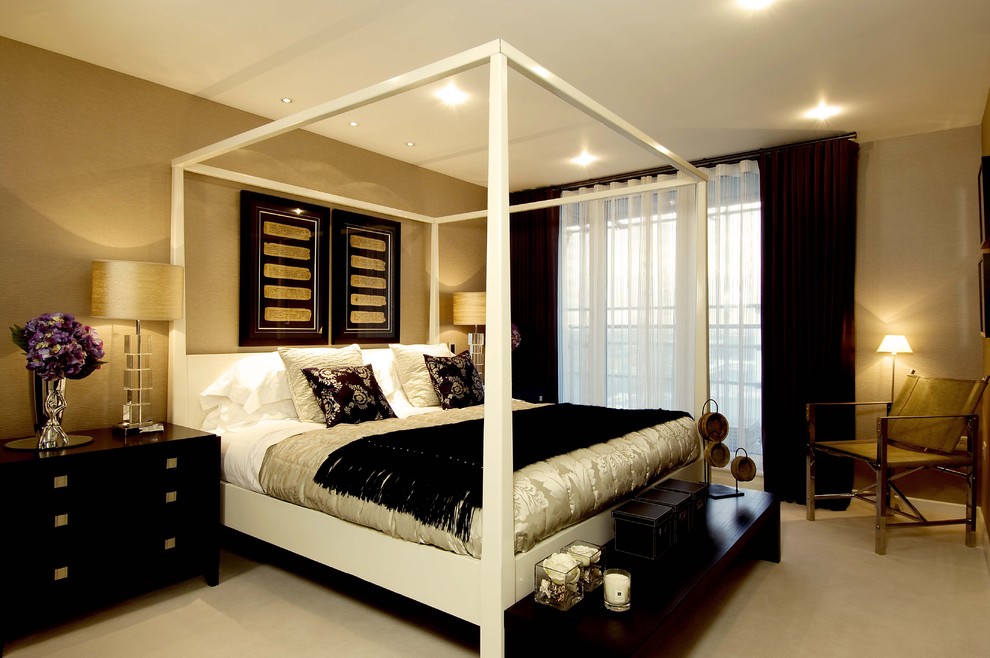 Idées déco pour une chambre avec moquette contemporaine avec un mur beige.