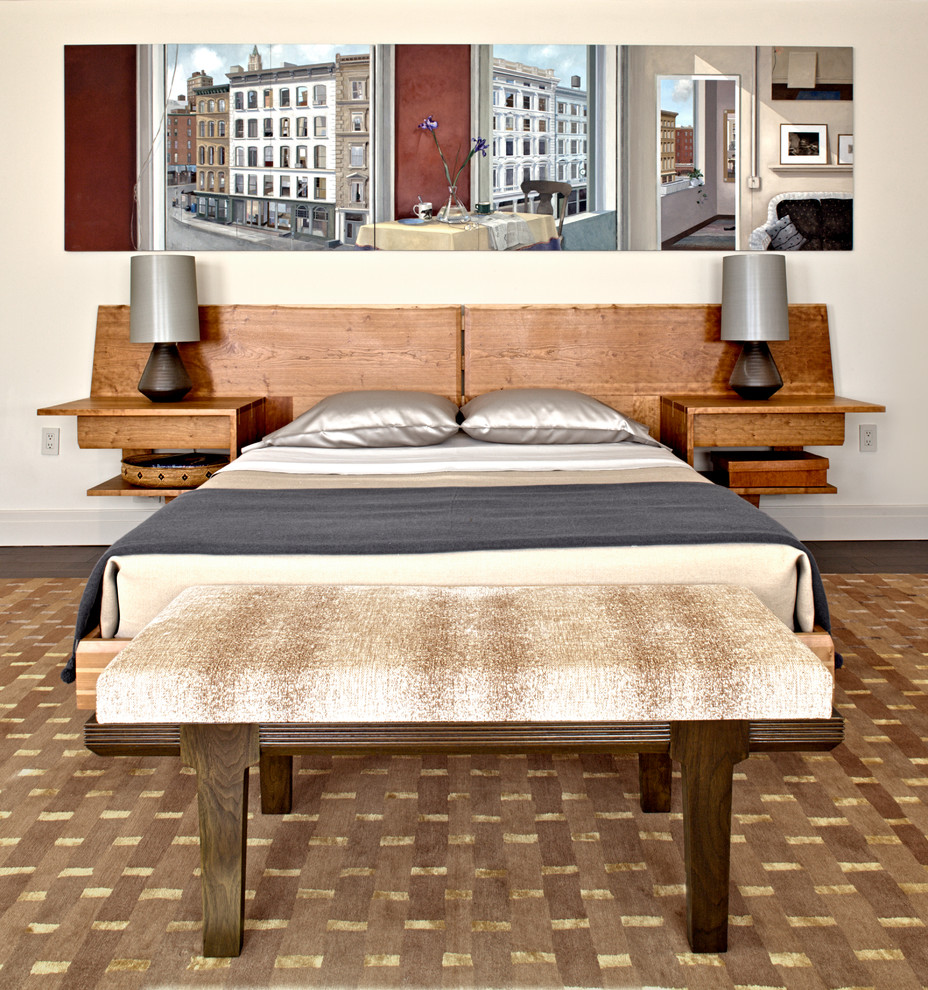 Стильный дизайн: хозяйская спальня среднего размера в современном стиле с темным паркетным полом, бежевыми стенами и коричневым полом без камина - последний тренд